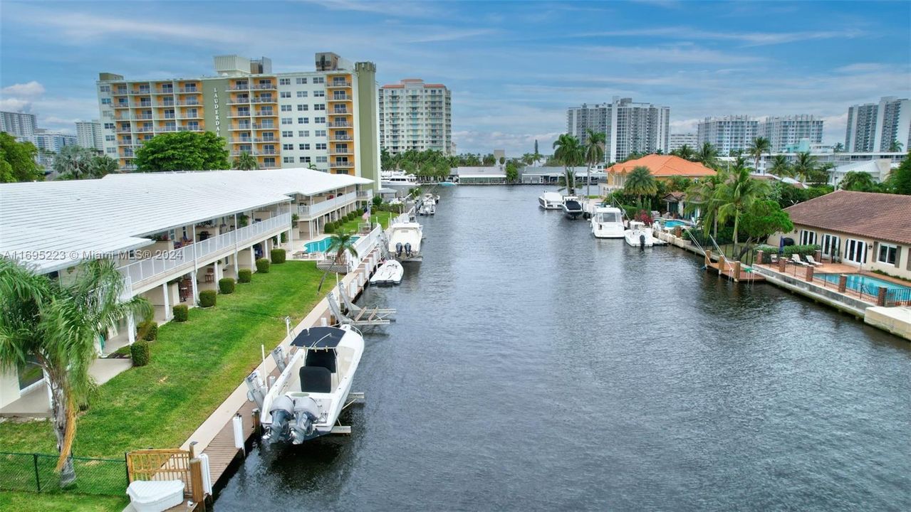 For Sale: $450,000 (2 beds, 2 baths, 931 Square Feet)