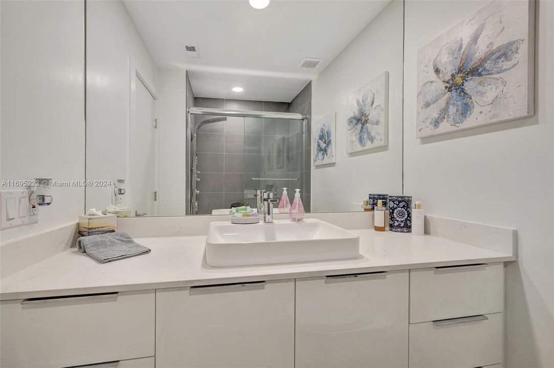 For Sale: $450,000 (2 beds, 2 baths, 931 Square Feet)