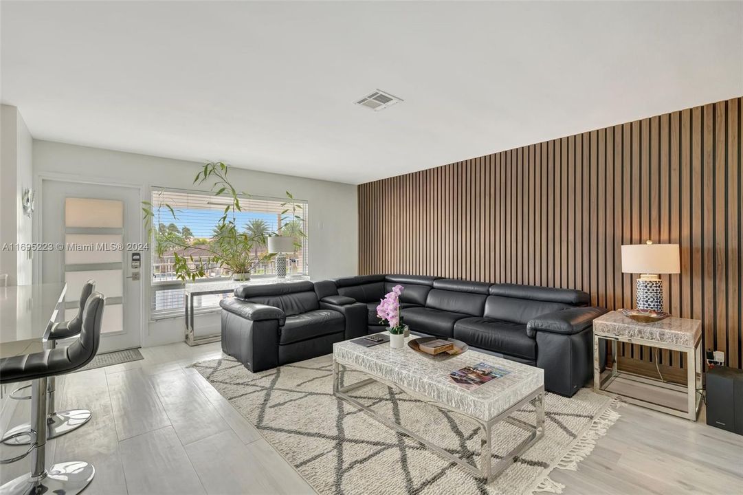 For Sale: $450,000 (2 beds, 2 baths, 931 Square Feet)