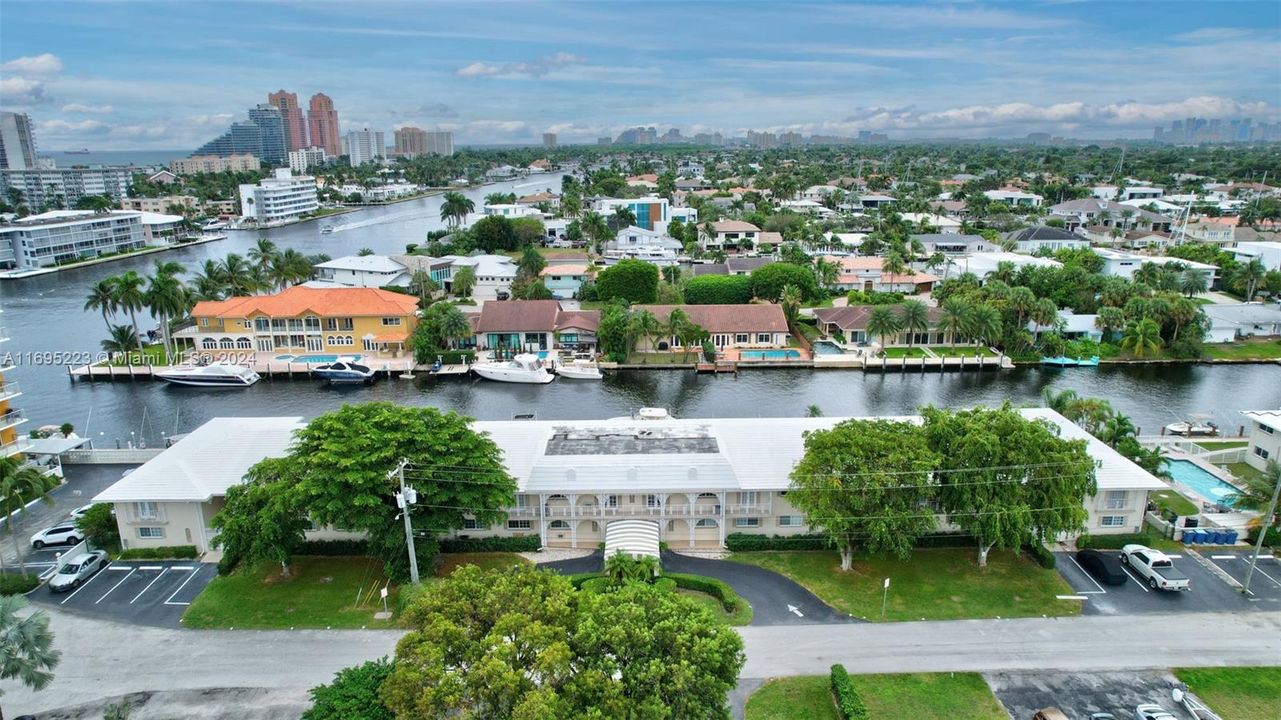 For Sale: $450,000 (2 beds, 2 baths, 931 Square Feet)