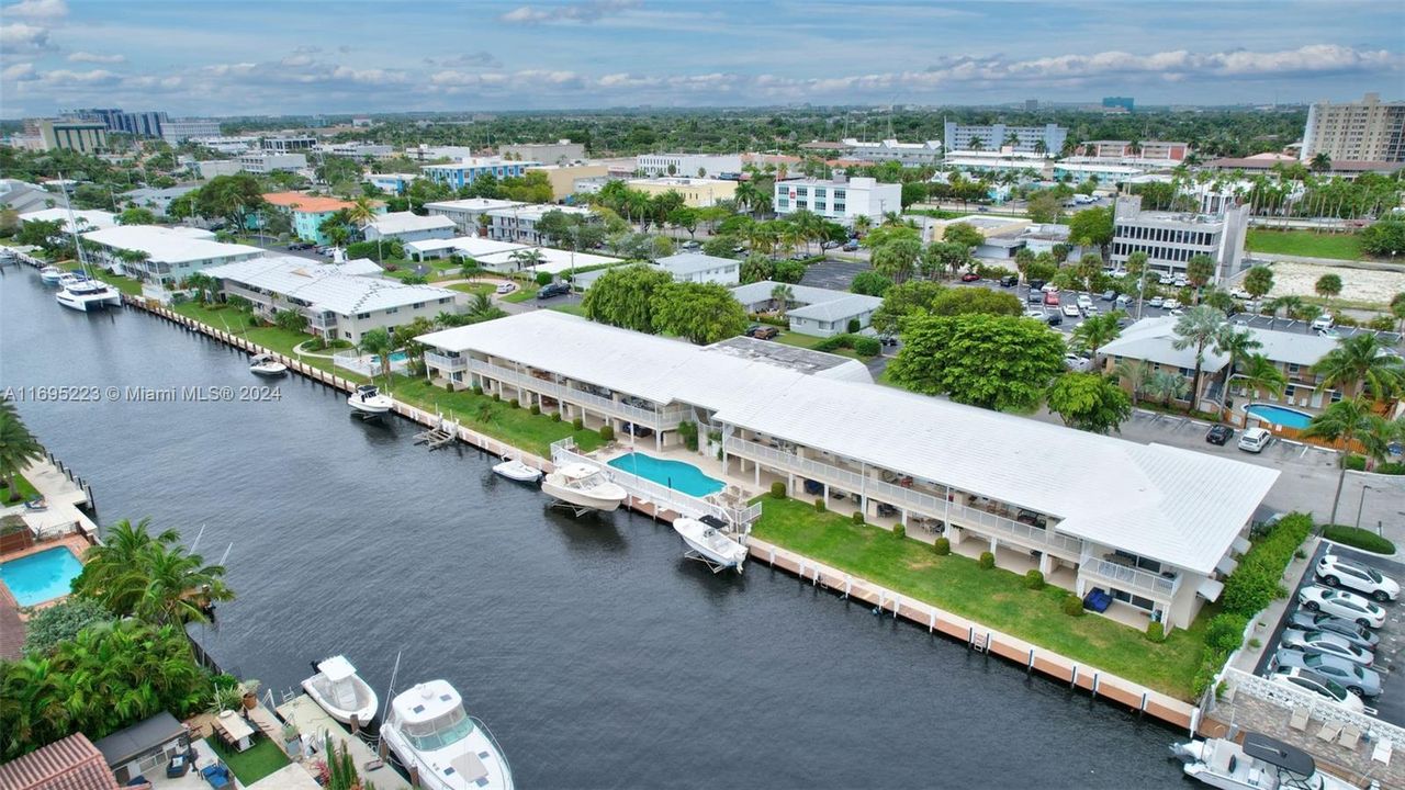 For Sale: $450,000 (2 beds, 2 baths, 931 Square Feet)