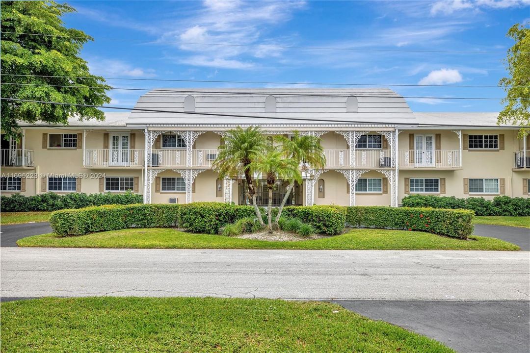 For Sale: $450,000 (2 beds, 2 baths, 931 Square Feet)