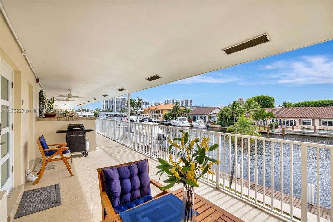 For Sale: $450,000 (2 beds, 2 baths, 931 Square Feet)