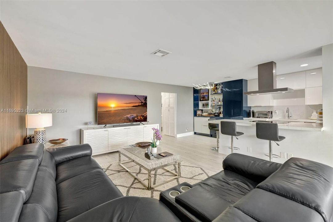 For Sale: $450,000 (2 beds, 2 baths, 931 Square Feet)