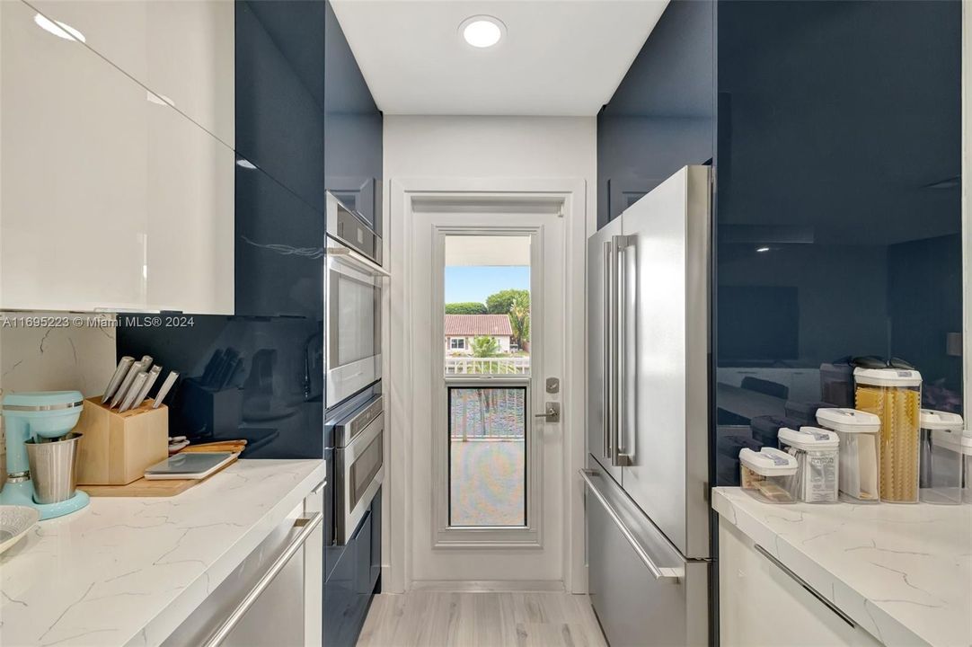 For Sale: $450,000 (2 beds, 2 baths, 931 Square Feet)