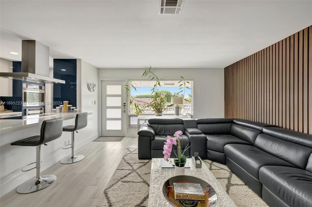 For Sale: $450,000 (2 beds, 2 baths, 931 Square Feet)