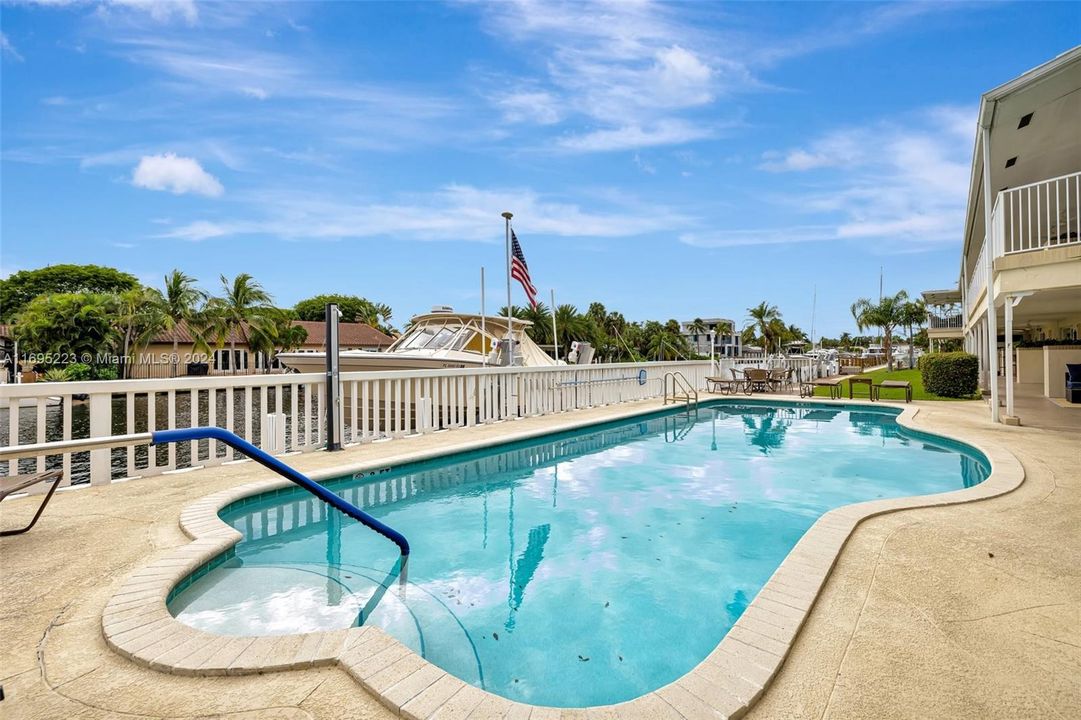 For Sale: $450,000 (2 beds, 2 baths, 931 Square Feet)