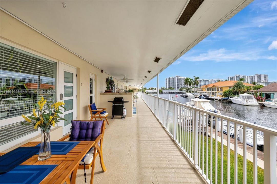 For Sale: $450,000 (2 beds, 2 baths, 931 Square Feet)