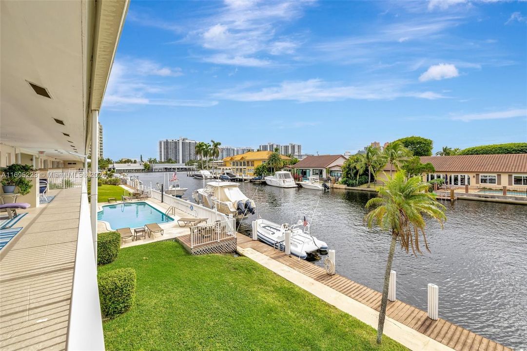 For Sale: $450,000 (2 beds, 2 baths, 931 Square Feet)