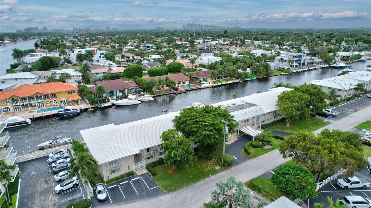For Sale: $450,000 (2 beds, 2 baths, 931 Square Feet)