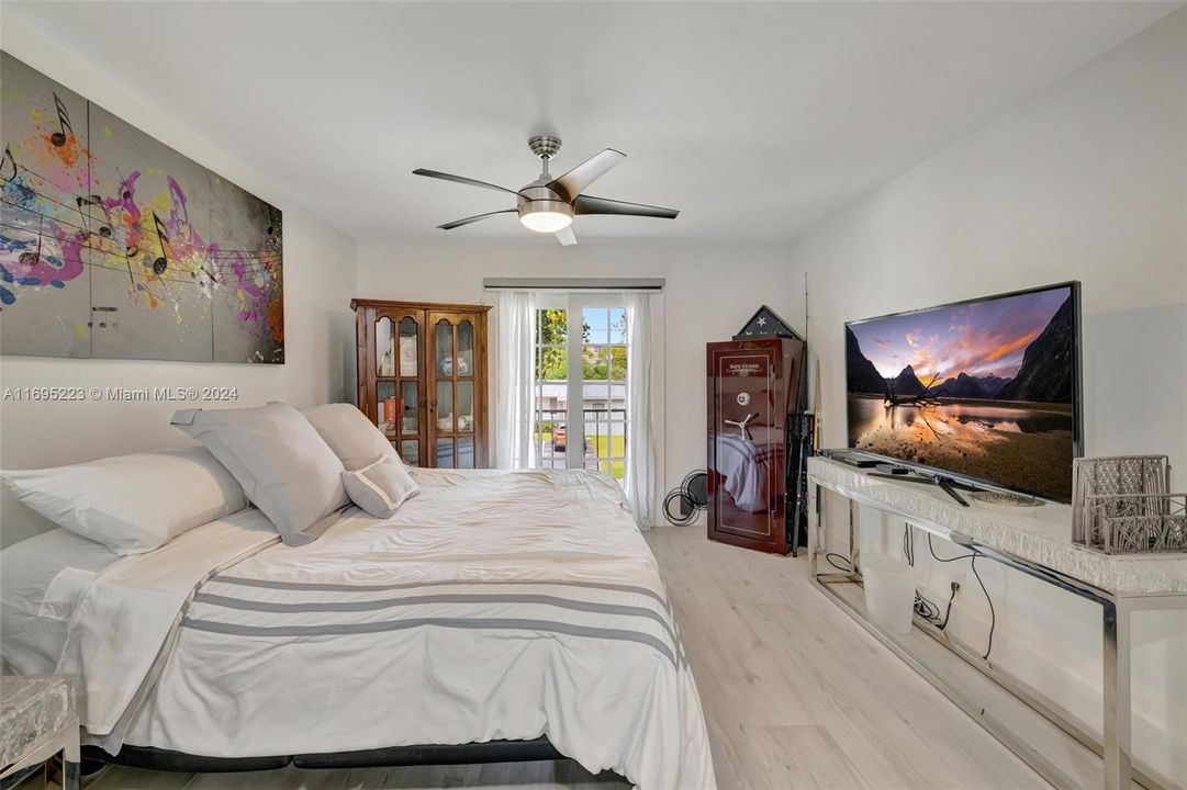 For Sale: $450,000 (2 beds, 2 baths, 931 Square Feet)