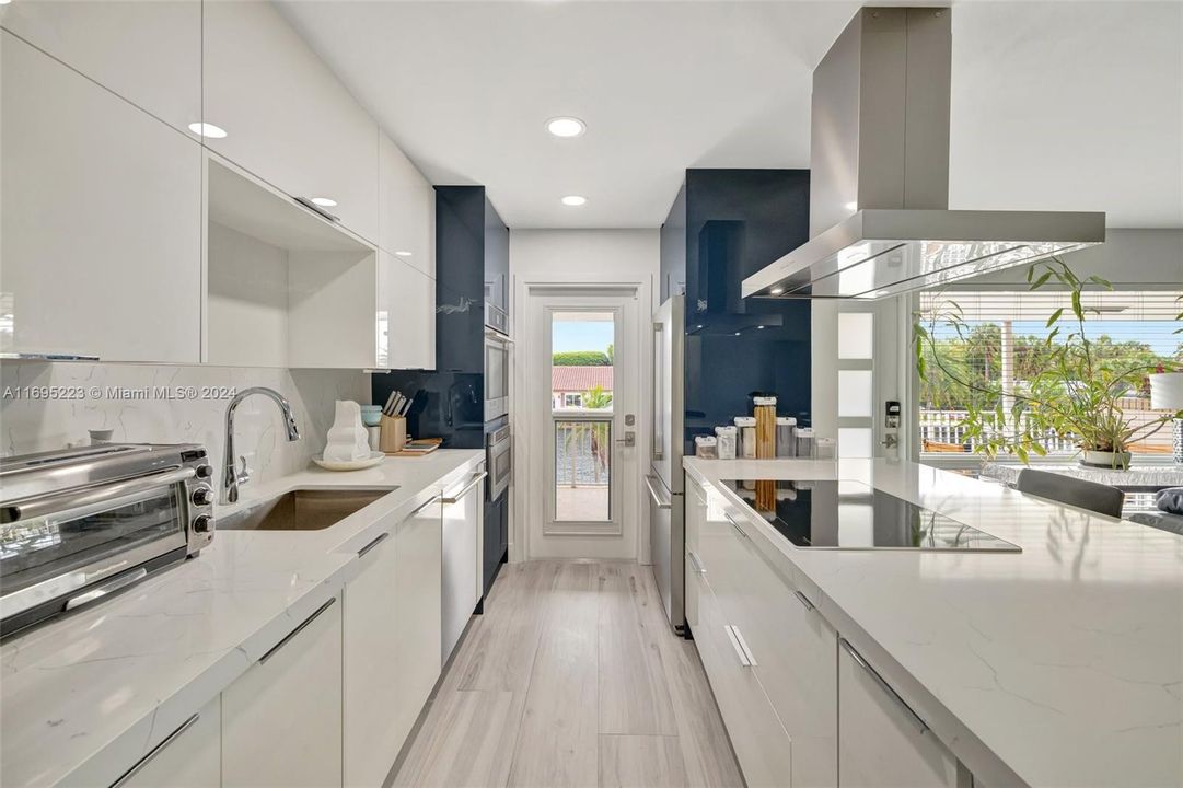For Sale: $450,000 (2 beds, 2 baths, 931 Square Feet)