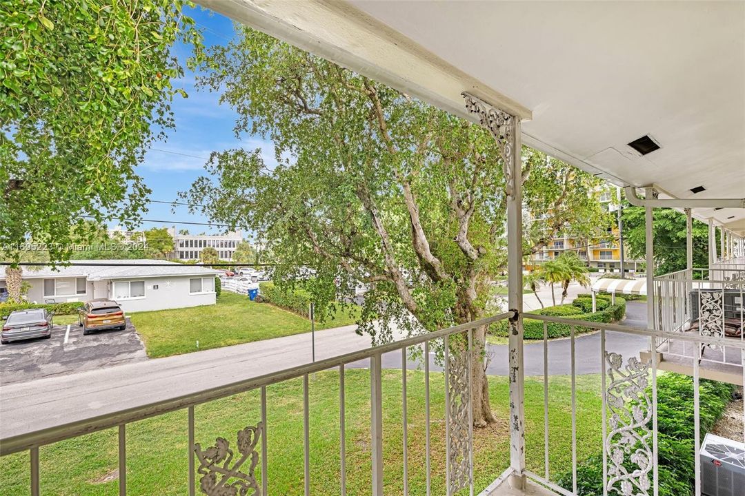 For Sale: $450,000 (2 beds, 2 baths, 931 Square Feet)
