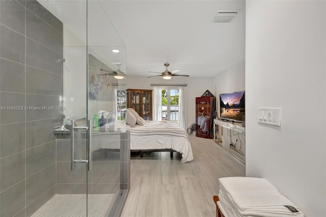 For Sale: $450,000 (2 beds, 2 baths, 931 Square Feet)