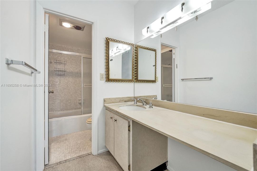 For Sale: $385,000 (2 beds, 2 baths, 1171 Square Feet)