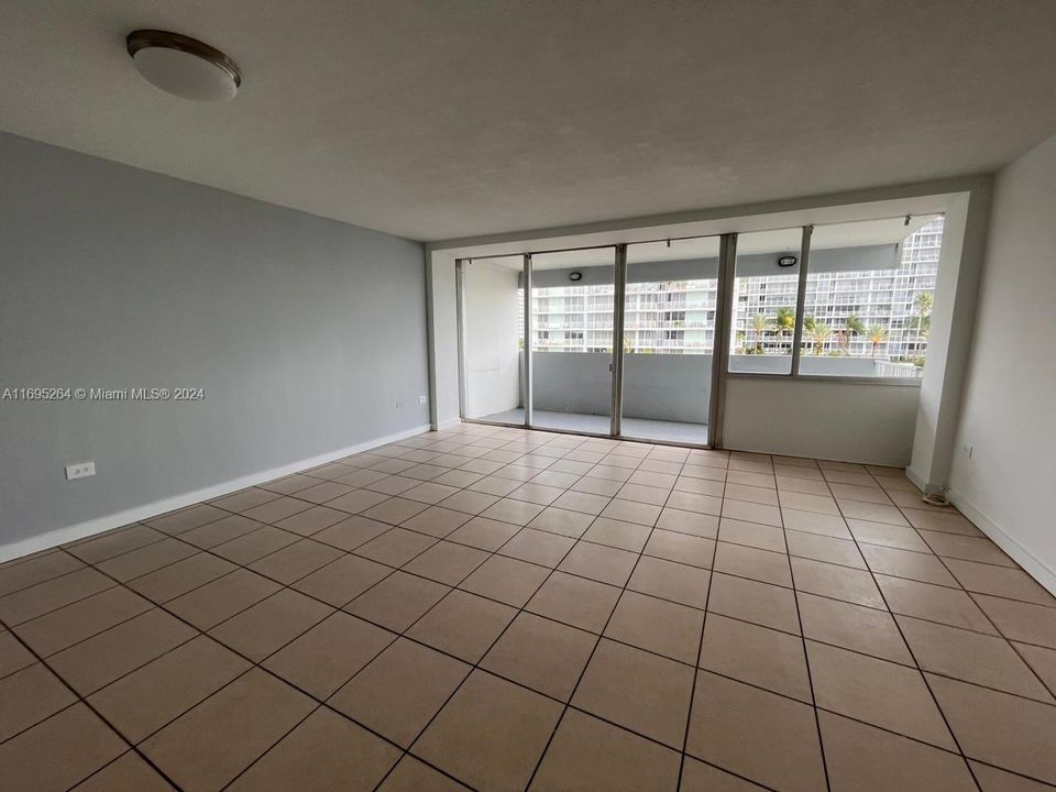 For Rent: $2,200 (1 beds, 1 baths, 741 Square Feet)