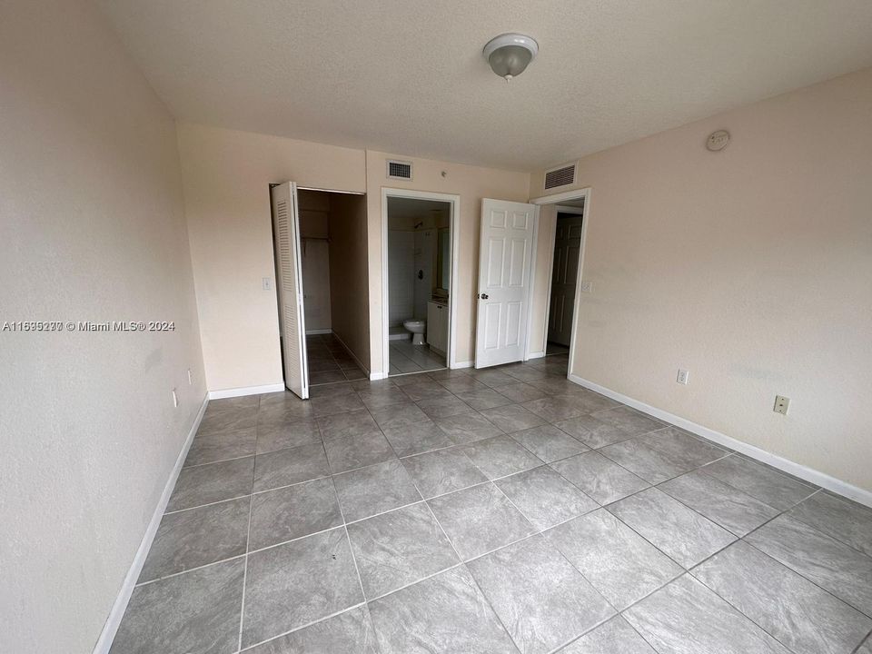 For Sale: $215,500 (2 beds, 2 baths, 895 Square Feet)