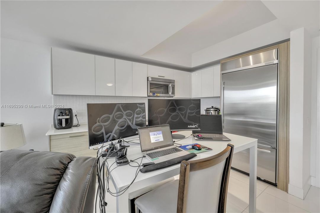 For Sale: $730,000 (1 beds, 1 baths, 696 Square Feet)