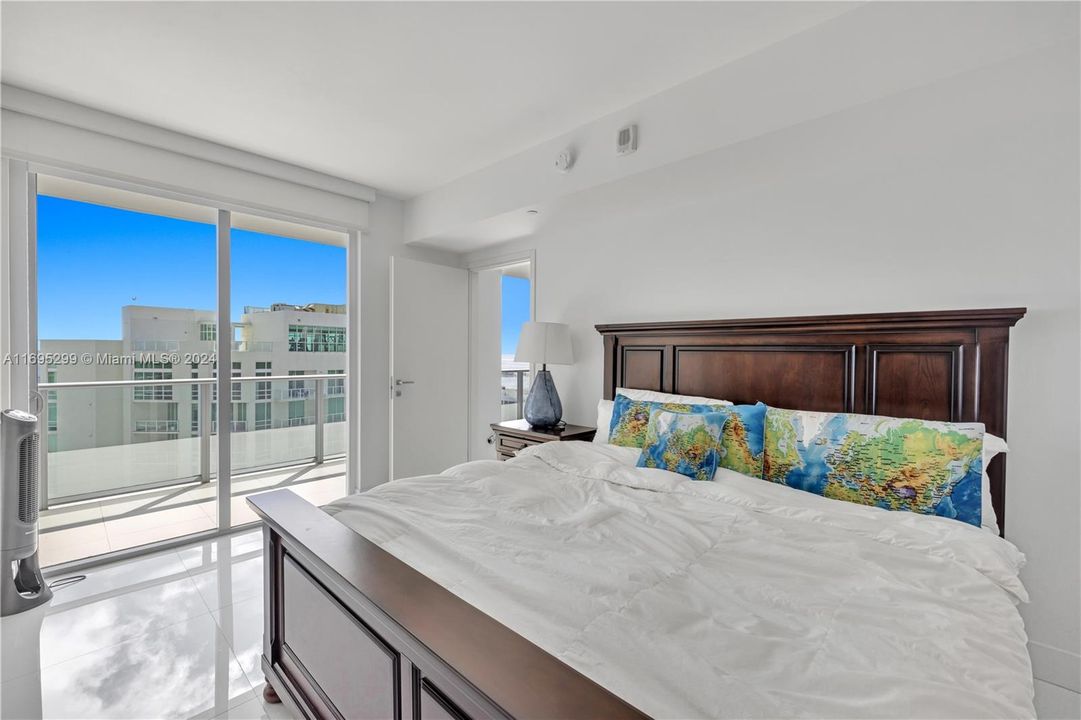 For Sale: $730,000 (1 beds, 1 baths, 696 Square Feet)