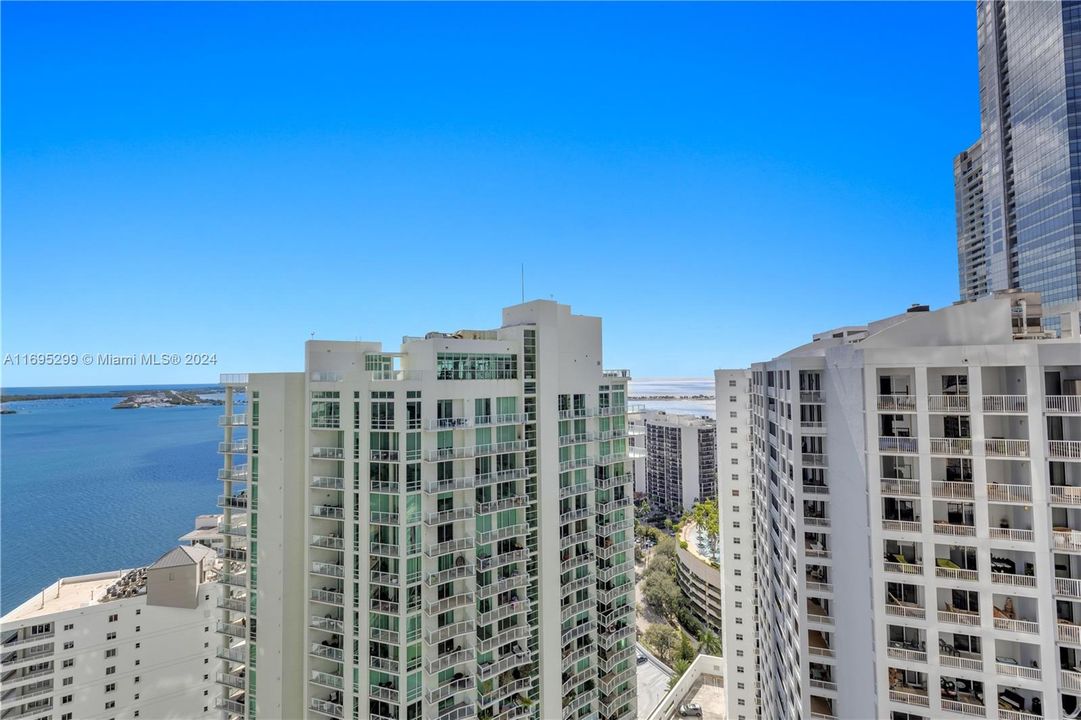 For Sale: $730,000 (1 beds, 1 baths, 696 Square Feet)