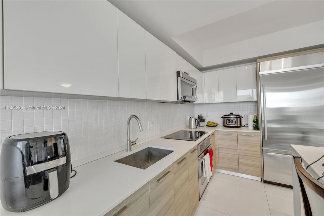 For Sale: $730,000 (1 beds, 1 baths, 696 Square Feet)