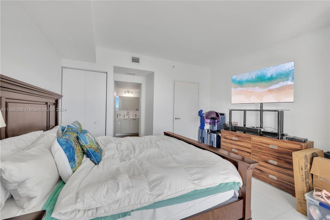 For Sale: $730,000 (1 beds, 1 baths, 696 Square Feet)