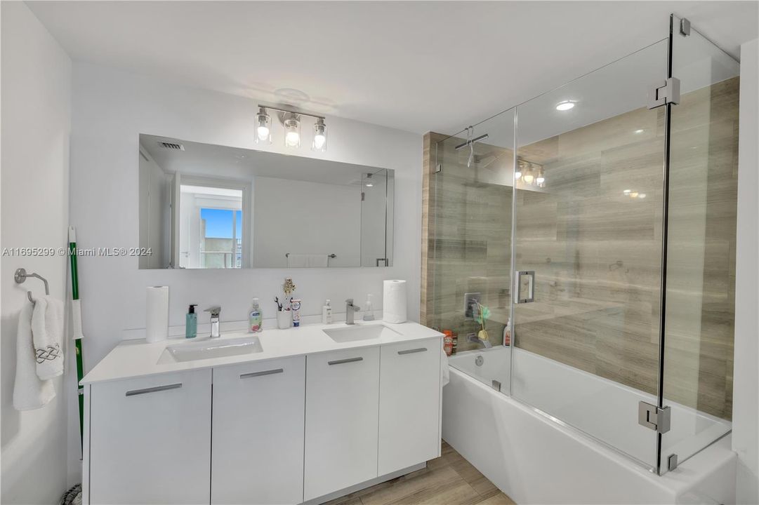 For Sale: $730,000 (1 beds, 1 baths, 696 Square Feet)