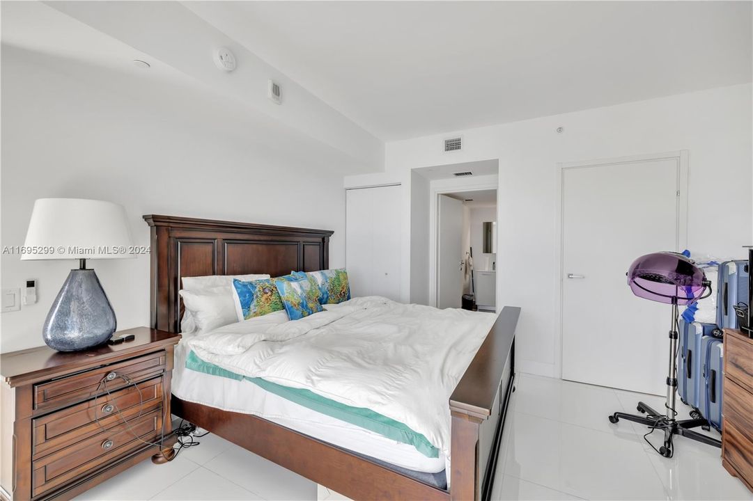 For Sale: $730,000 (1 beds, 1 baths, 696 Square Feet)