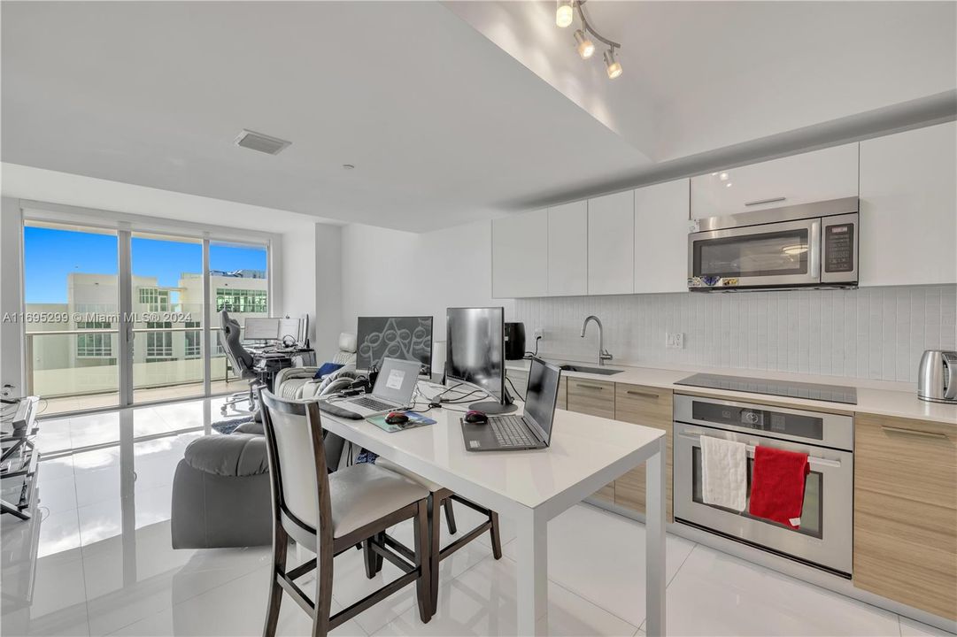 For Sale: $730,000 (1 beds, 1 baths, 696 Square Feet)