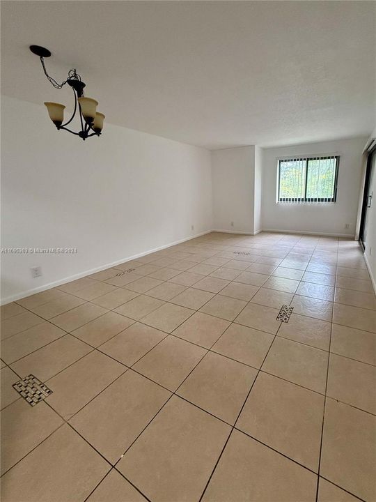 For Sale: $220,000 (2 beds, 2 baths, 933 Square Feet)