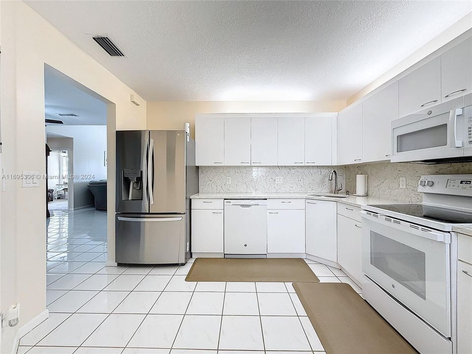 For Sale: $289,000 (2 beds, 2 baths, 1070 Square Feet)