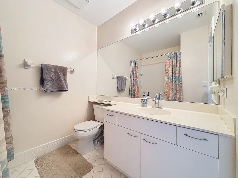 For Sale: $289,000 (2 beds, 2 baths, 1070 Square Feet)