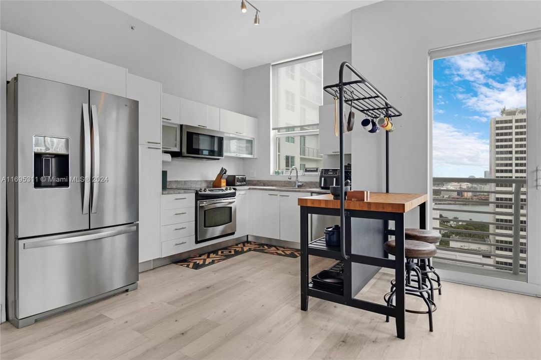 Fully stocked and modern kitchen with added island/bar