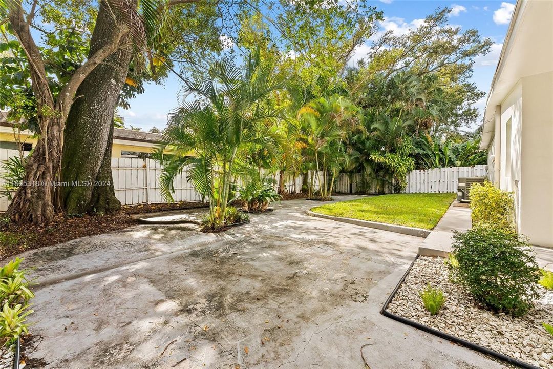 For Sale: $750,000 (4 beds, 2 baths, 1438 Square Feet)