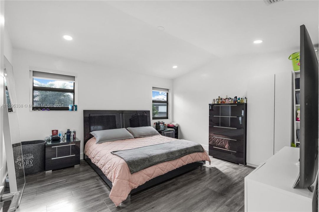 For Sale: $1,200,000 (4 beds, 2 baths, 2370 Square Feet)