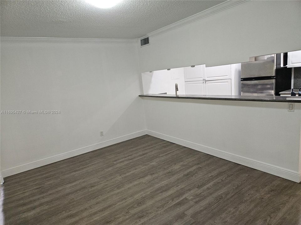 For Sale: $190,000 (2 beds, 1 baths, 870 Square Feet)