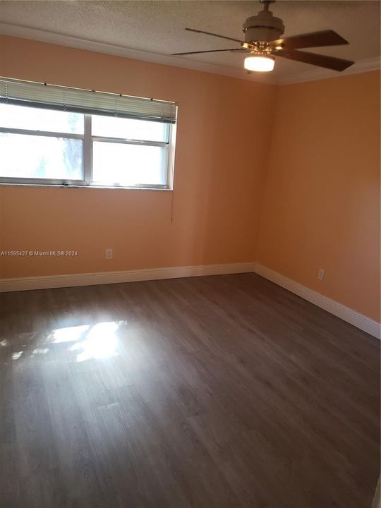 For Sale: $190,000 (2 beds, 1 baths, 870 Square Feet)