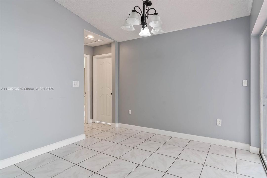 For Rent: $2,600 (2 beds, 2 baths, 979 Square Feet)