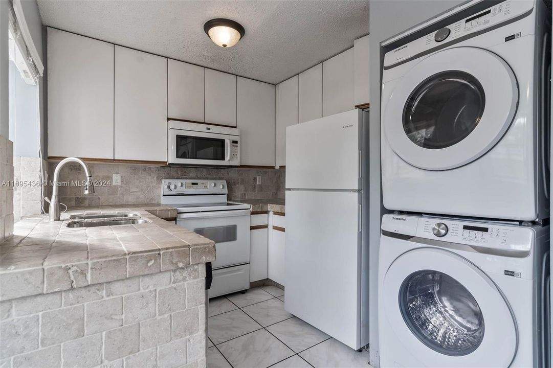 For Rent: $2,600 (2 beds, 2 baths, 979 Square Feet)