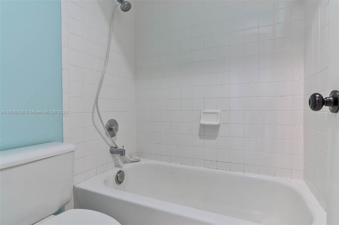 For Rent: $2,600 (2 beds, 2 baths, 979 Square Feet)