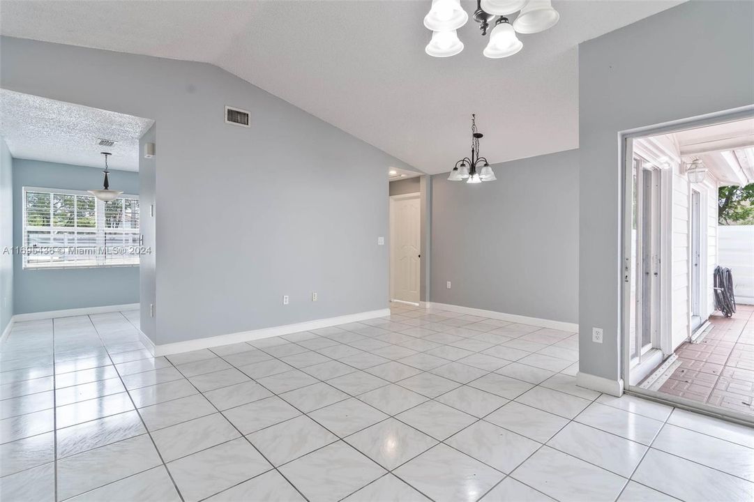 For Rent: $2,600 (2 beds, 2 baths, 979 Square Feet)