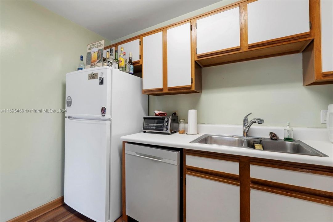 For Sale: $218,000 (1 beds, 1 baths, 693 Square Feet)