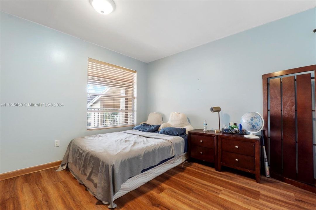 For Sale: $218,000 (1 beds, 1 baths, 693 Square Feet)