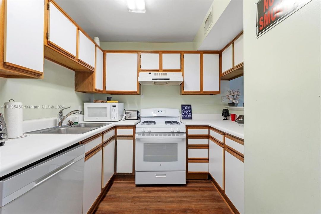 For Sale: $218,000 (1 beds, 1 baths, 693 Square Feet)