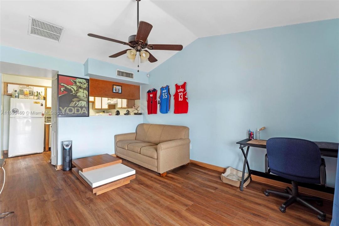 For Sale: $218,000 (1 beds, 1 baths, 693 Square Feet)