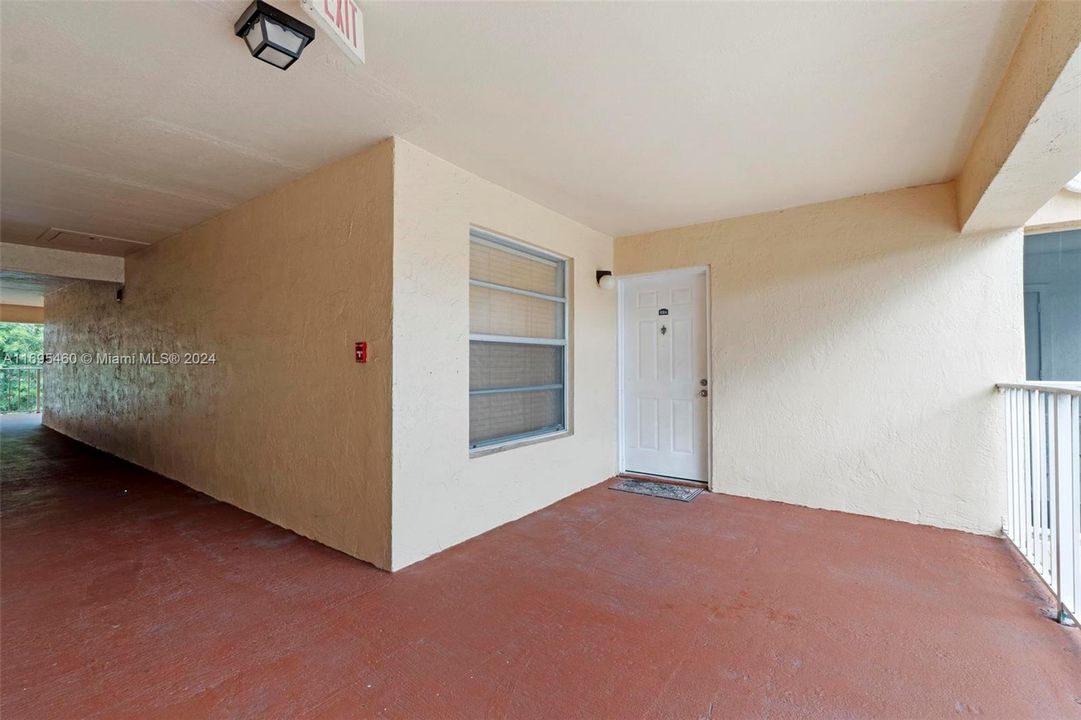 For Sale: $218,000 (1 beds, 1 baths, 693 Square Feet)