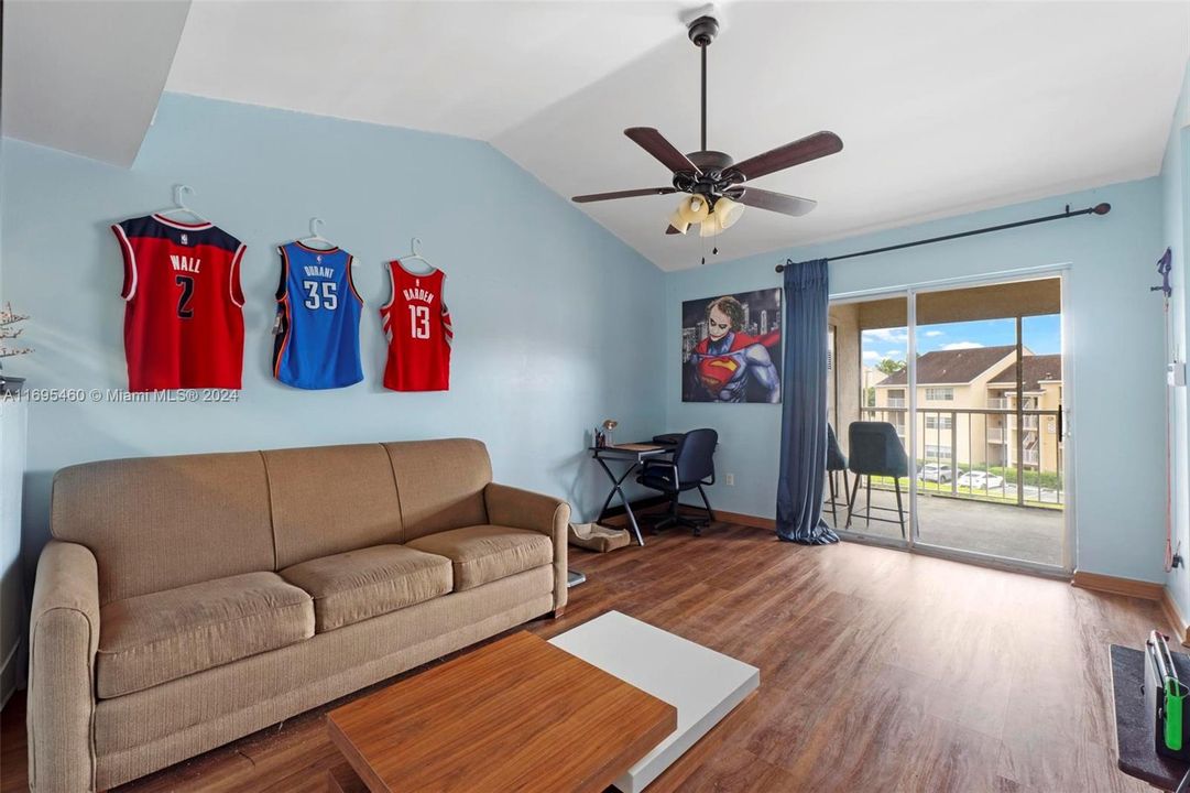 For Sale: $218,000 (1 beds, 1 baths, 693 Square Feet)