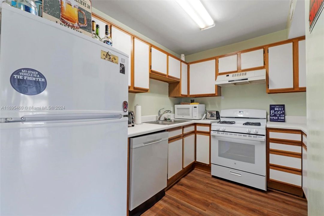 For Sale: $218,000 (1 beds, 1 baths, 693 Square Feet)