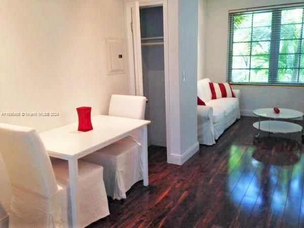 For Sale: $265,000 (1 beds, 1 baths, 401 Square Feet)