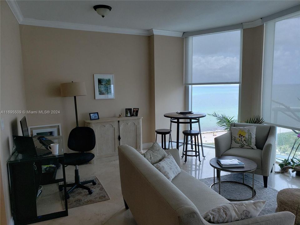 For Sale: $850,000 (1 beds, 1 baths, 818 Square Feet)